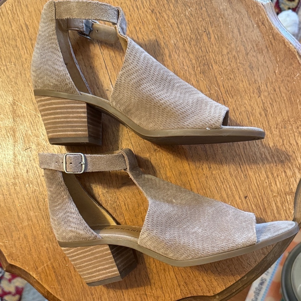EUC Lucky Brand Tan Suede Women's Ankle Strap Sandals Stacked Heel